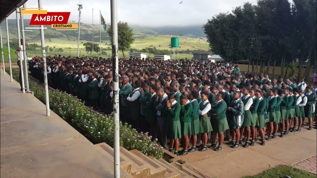  Cientos de estudiantes ceden sus mañanas para adorar a Dios antes de comenzar sus clases