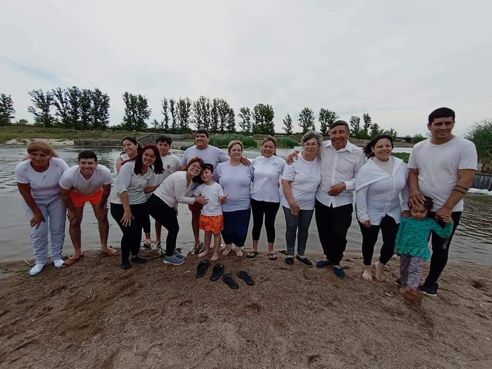 Gran Bautismo en el Río Quinto: 13 nuevos miembros se unen al Ministerio Apostólico Profético Renacer Visión de Reino