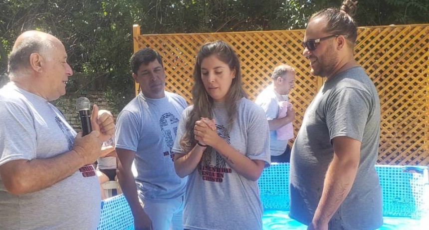 EMOTIVO BAUTISMO: La Iglesia Asamblea de Dios Filadelfia Balcarce Celebra un Momento Especial 