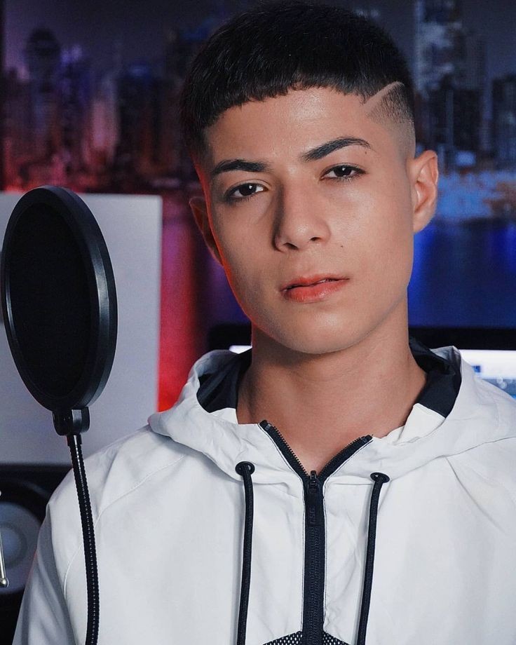 Joven cristiano con éxito en la industria de la música.