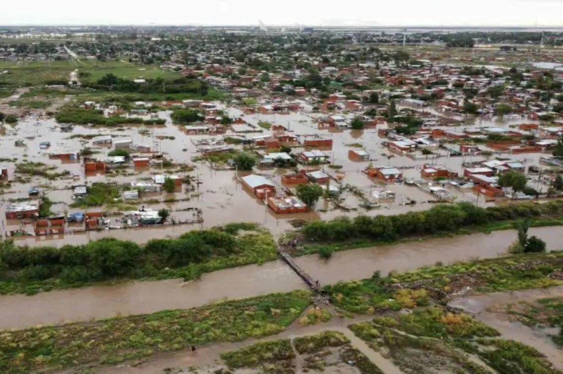 Tras las inundaciones en Bahía Blanca, clubes e iglesias abrieron sus sedes para recibir donaciones