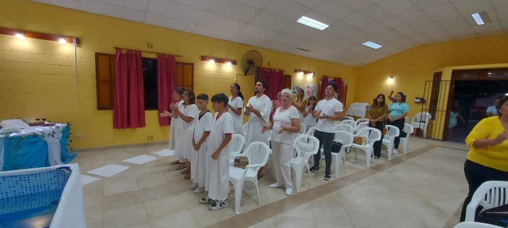 Emotivo bautismo en la Iglesia VIDA EN FE de San Francisco del Monte de Oro