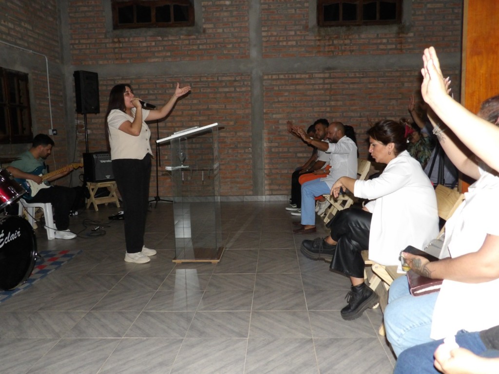 La localidad de Villa Larca fue escenario de una noche cargada de fe y expectativa este pasado jueves, cuando el Centro de Formación Cristiana abrió sus puertas para recibir la visitación de la reconocida profeta Flor Chávez.