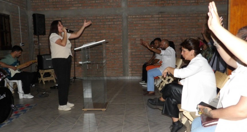 La localidad de Villa Larca fue escenario de una noche cargada de fe y expectativa este pasado jueves, cuando el Centro de Formación Cristiana abrió sus puertas para recibir la visitación de la reconocida profeta Flor Chávez.