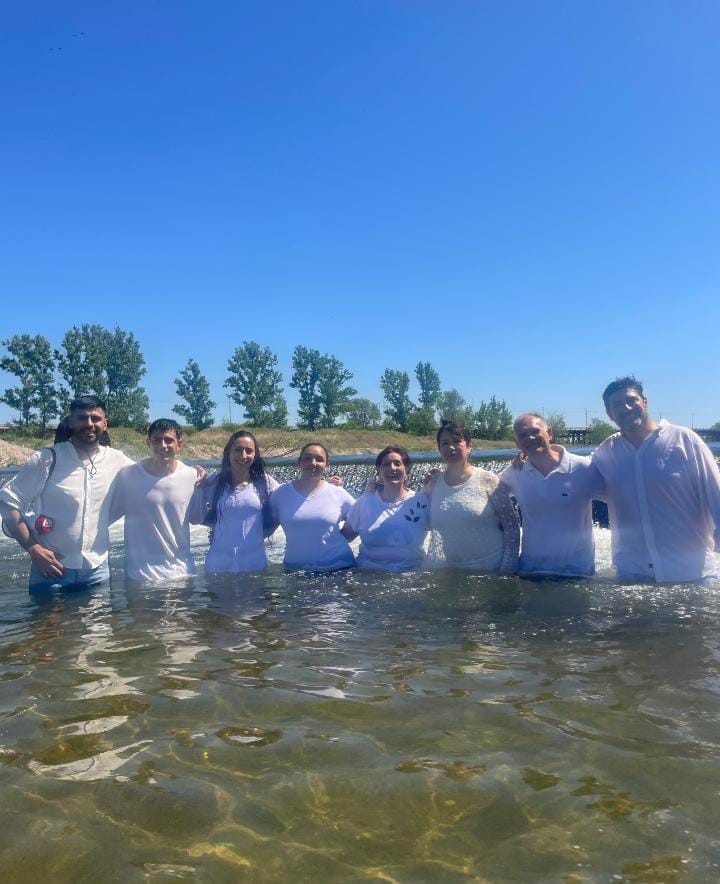  El Ministerio Yeshua Shalom Celebró un Bautismo en el Río Quinto con Nuevos Creyentes