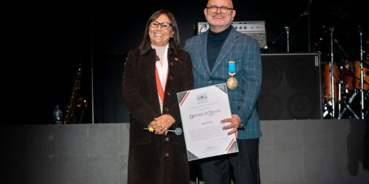 Congresista Milagros Aguayo y la Municipalidad de Lima reconocen a Marcos Witt durante su concierto “Legado”