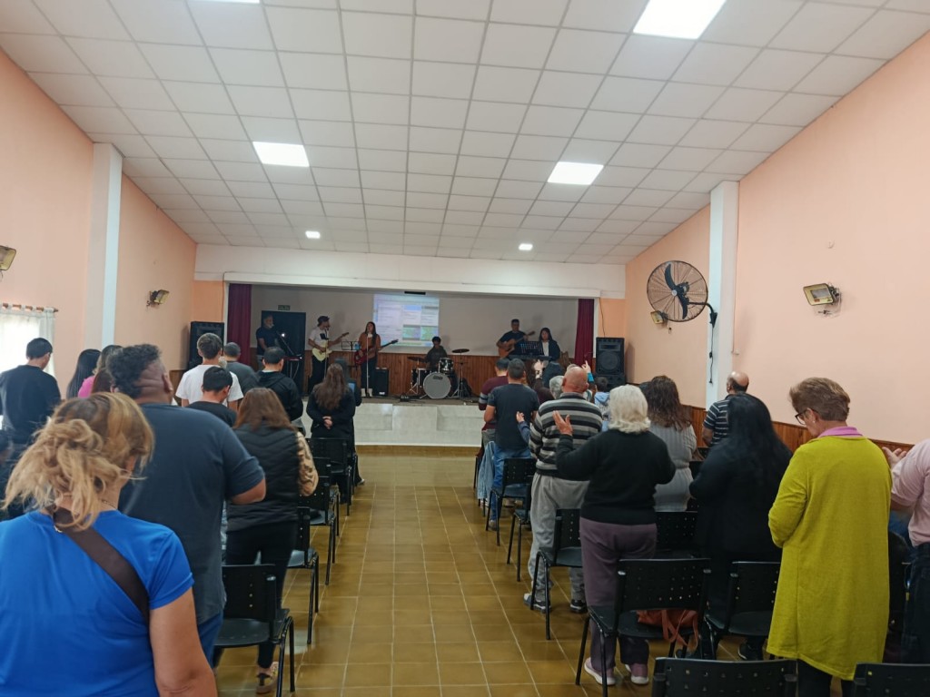 La Iglesia “Un Lugar de Bendición” vivió una mañana especial con la profeta Rocío Medina