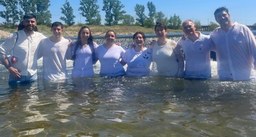  El Ministerio Yeshua Shalom Celebró un Bautismo en el Río Quinto con Nuevos Creyentes