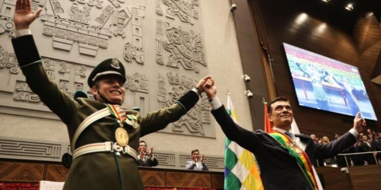 La Biblia regresa al parlamento boliviano con la juramentación del presidente Rodrigo Paz
