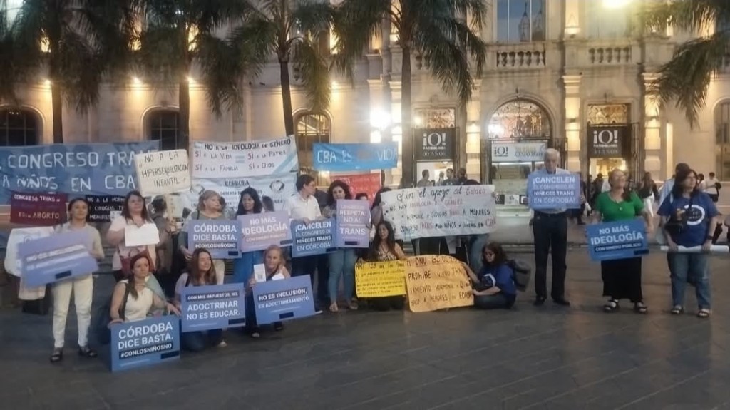 Manifestación en Córdoba Rechaza Congreso sobre Niñeces Trans y Reafirma el Lema 